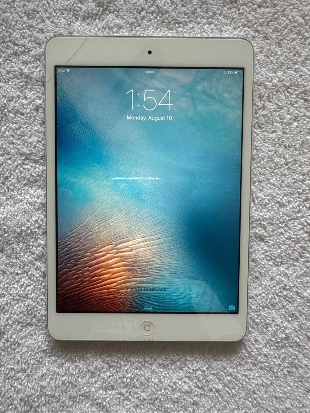 Apple iPad Mini 16 GB in White and Black Display